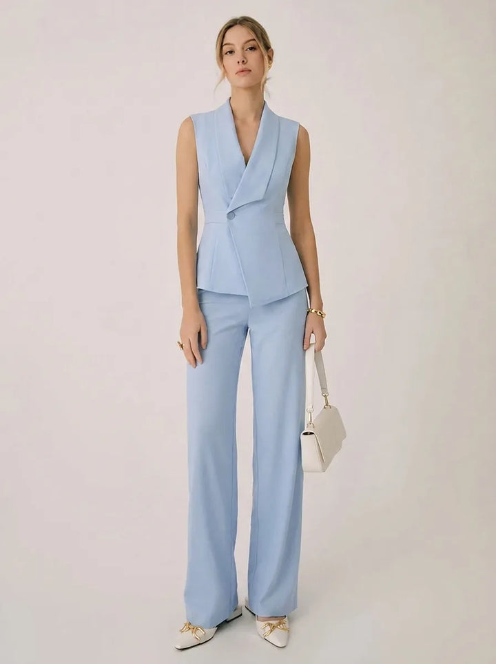Completo donna elegante azzurro con top halter scollo a V e pantaloni a gamba larga, look chic e moderno.