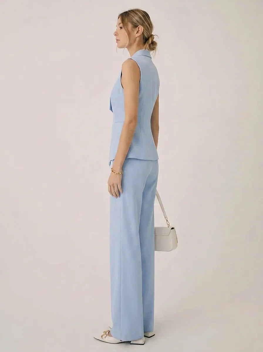 Completo due pezzi donna nero: top halter senza maniche e pantaloni ampi. Ideale per un outfit casual chic estivo.