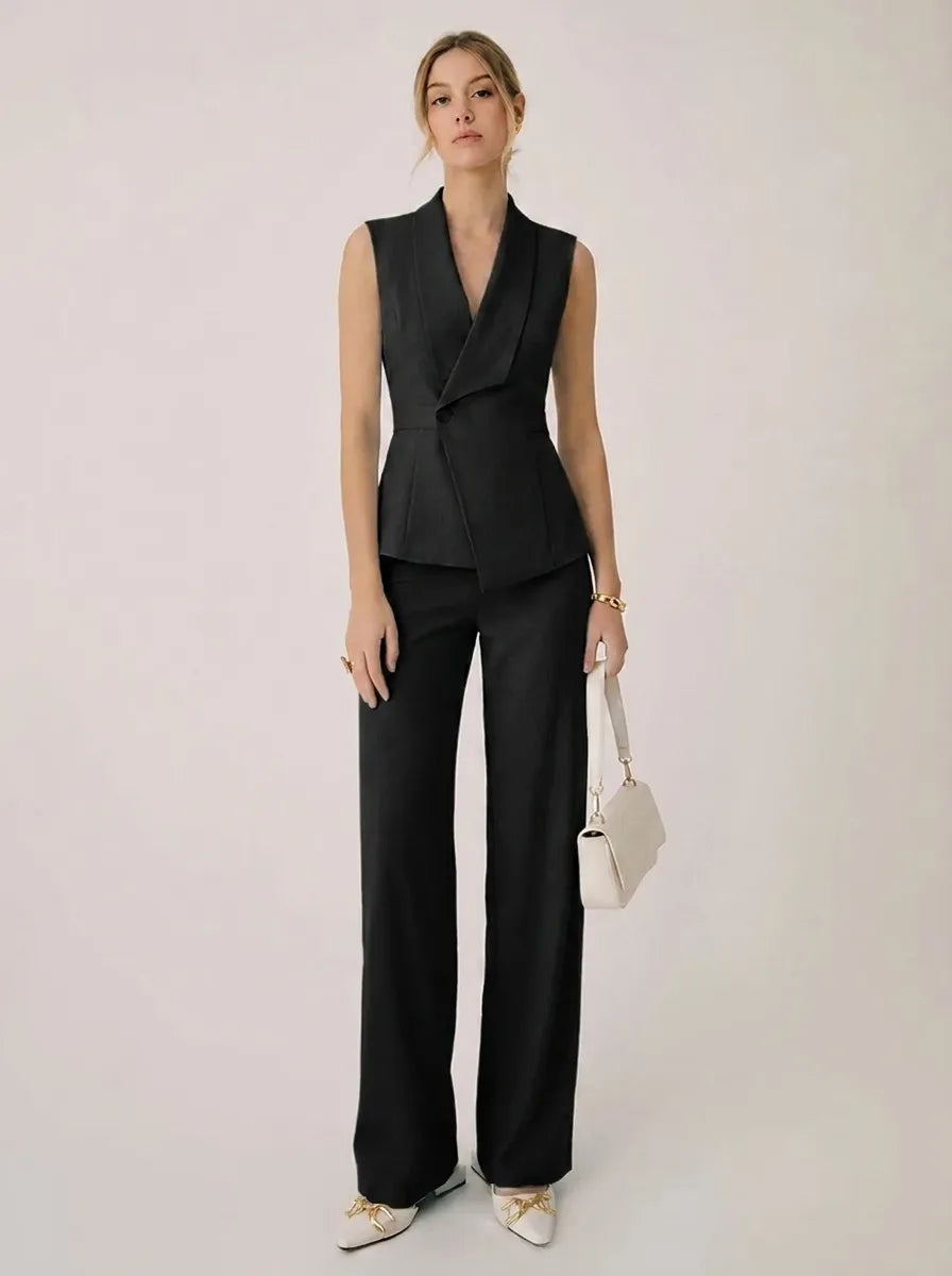 Moda femminile: Completo donna elegante azzurro con top halter e pantaloni a gamba larga. Un outfit versatile.