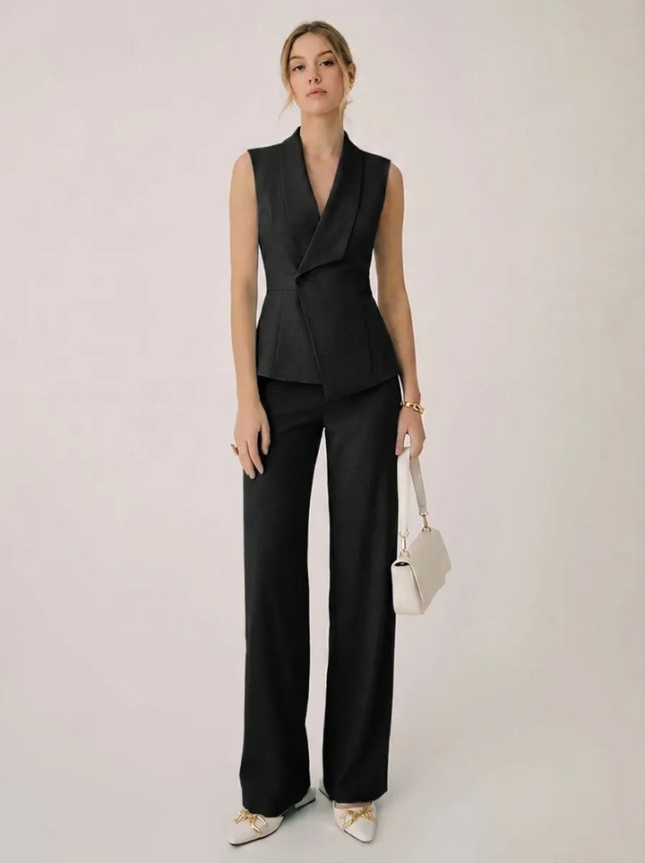 Moda femminile: Completo donna elegante azzurro con top halter e pantaloni a gamba larga. Un outfit versatile.