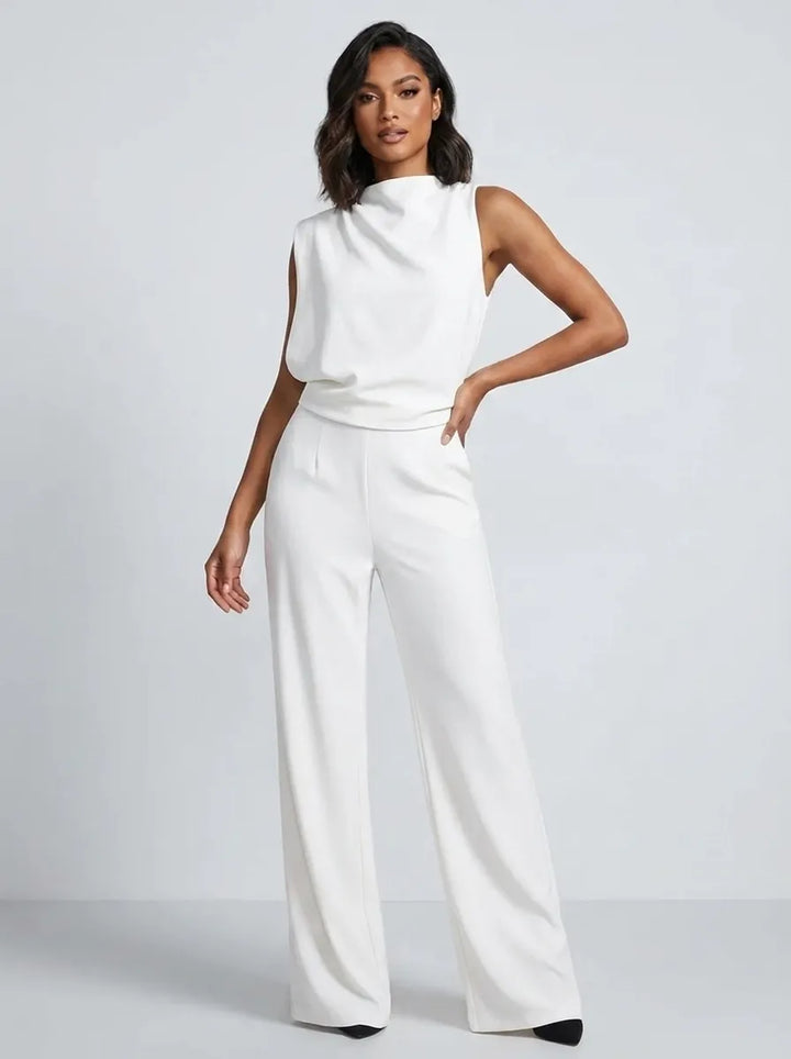 Tuta lunga donna per outfit sera, con collo alto e design senza maniche. Stile a gamba larga per un look raffinato.