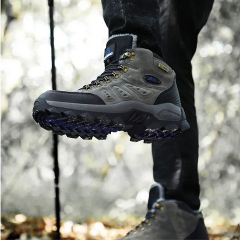 Scarpe da trekking uomo comode, impermeabili e antiscivolo. Essenziali per lunghe passeggiate ed escursioni all'aperto.