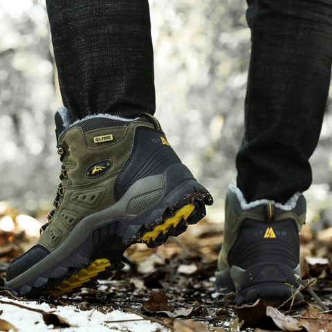 Scarpe da escursionismo da uomo impermeabili. Suola antiscivolo e design robusto per massimo supporto durante il trekking.
