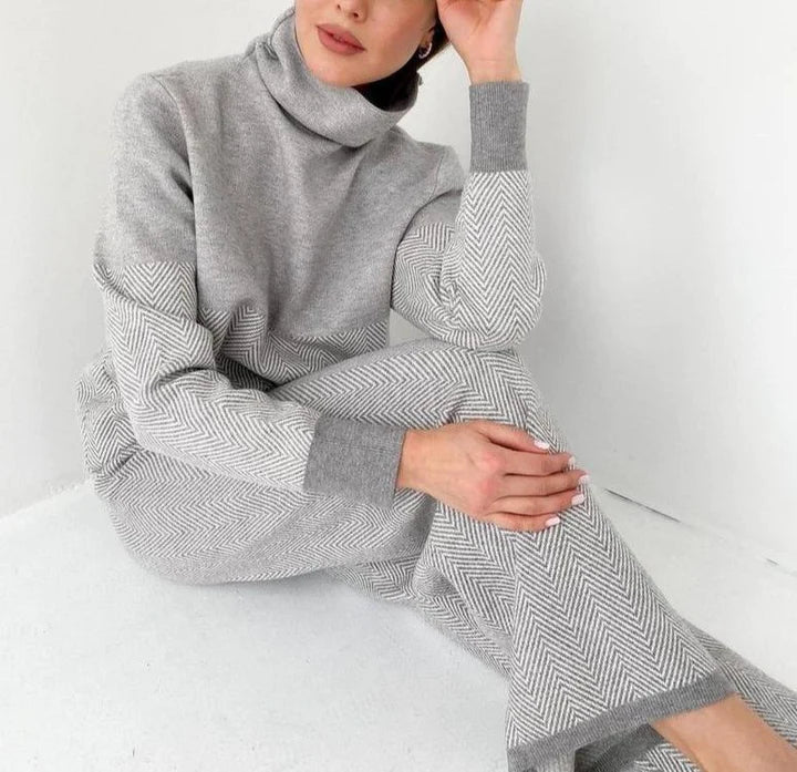 Loungewear donna completo relax in pile. Set due pezzi comodo e caldo per abbigliamento casa invernale.