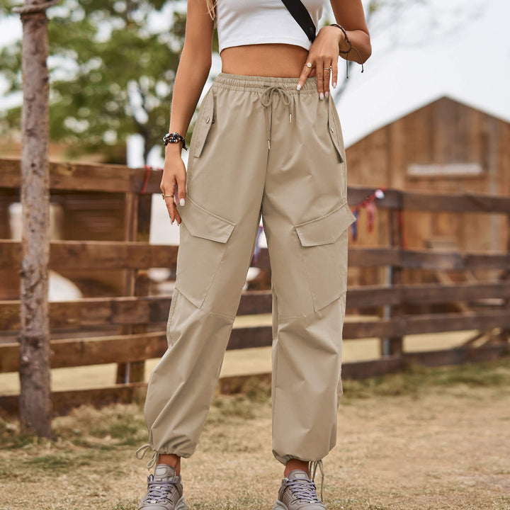 Pantaloni cargo donna eleganti e funzionali. Perfetti per outfit casual chic, con tasche pratiche e tessuto leggero.