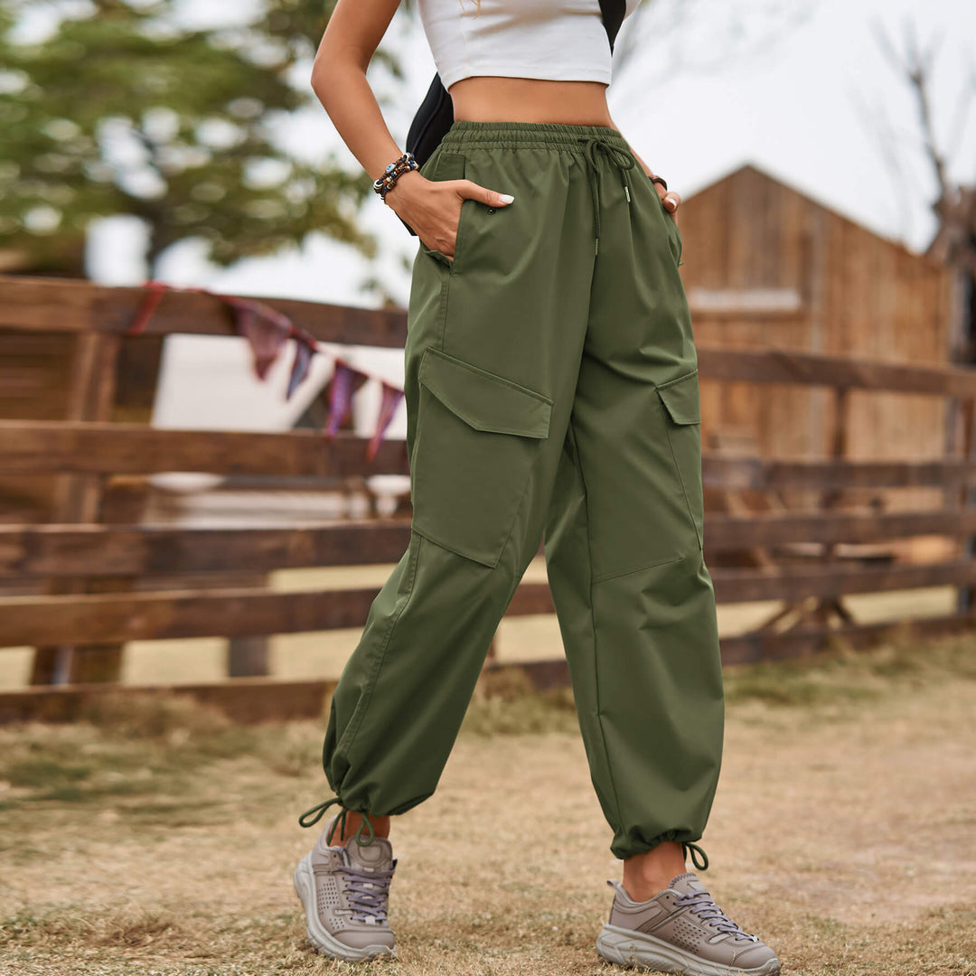 Pantaloni cargo donna leggeri e versatili per l'estate. Comodi per ogni outfit, dallo stile urbano al casual elegante.