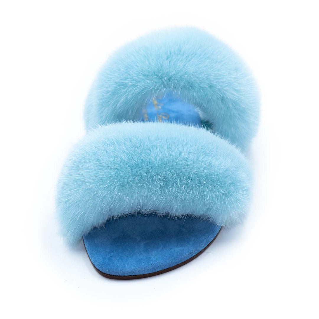 Dettaglio di pantofole donna azzurre morbide, perfette per un relax assoluto in casa.