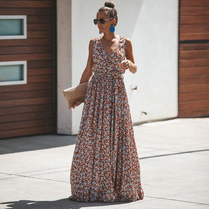 Abito lungo da donna in fantasia floreale, elegante e versatile, ideale per un look estivo chic o da vacanza stile Ibiza.