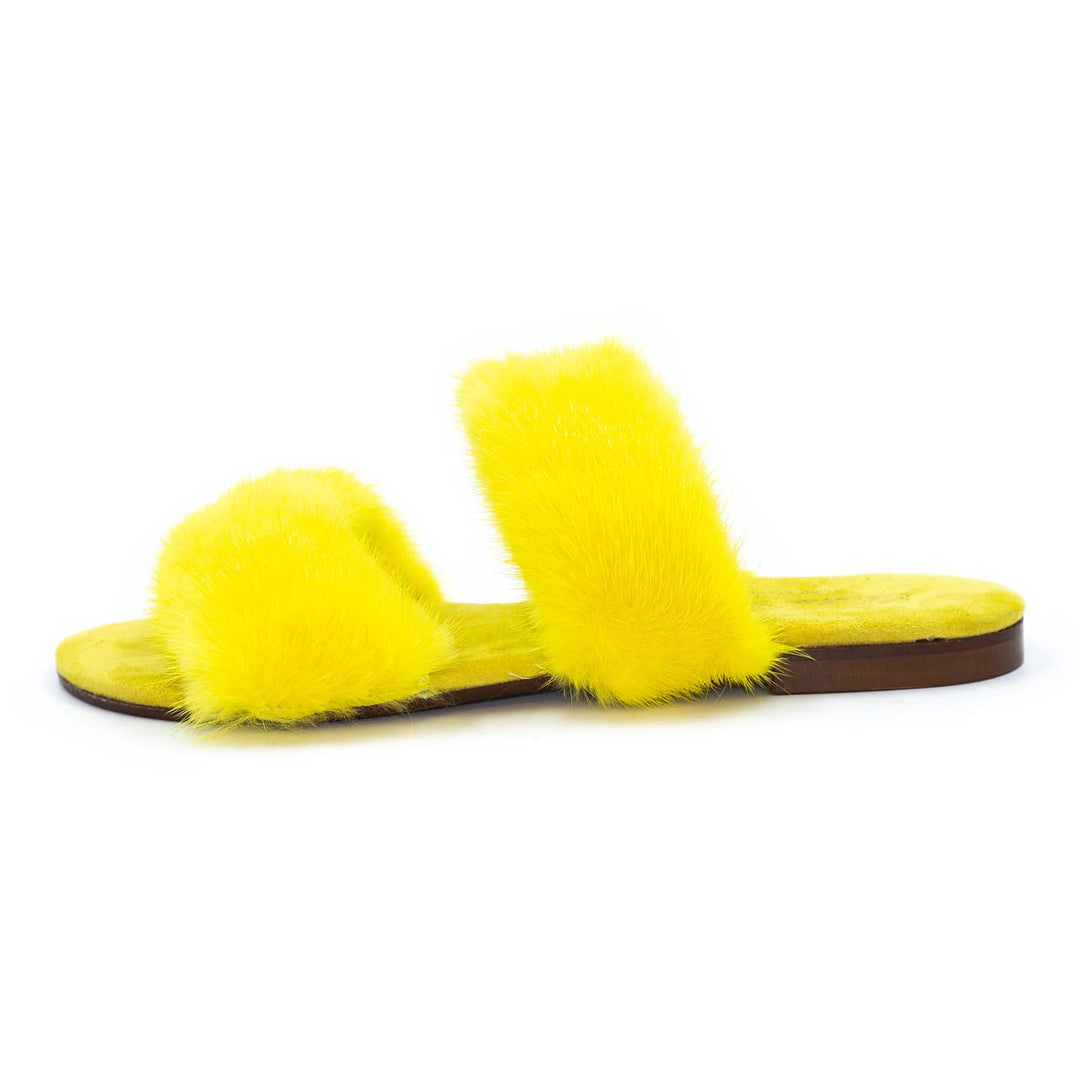 Rilassanti pantofole da donna gialle in visone, calde e morbide. Perfette per il comfort domestico tutto l'inverno.