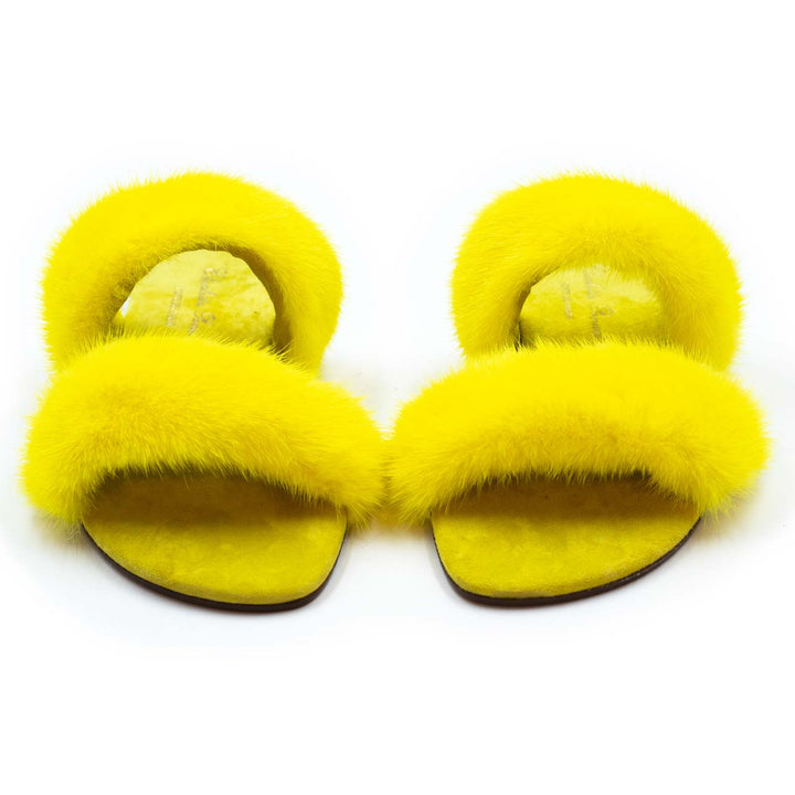 Pantofole da donna gialle, in visone ultra morbido con suola bassa. Offrono massimo comfort e calore per la casa.