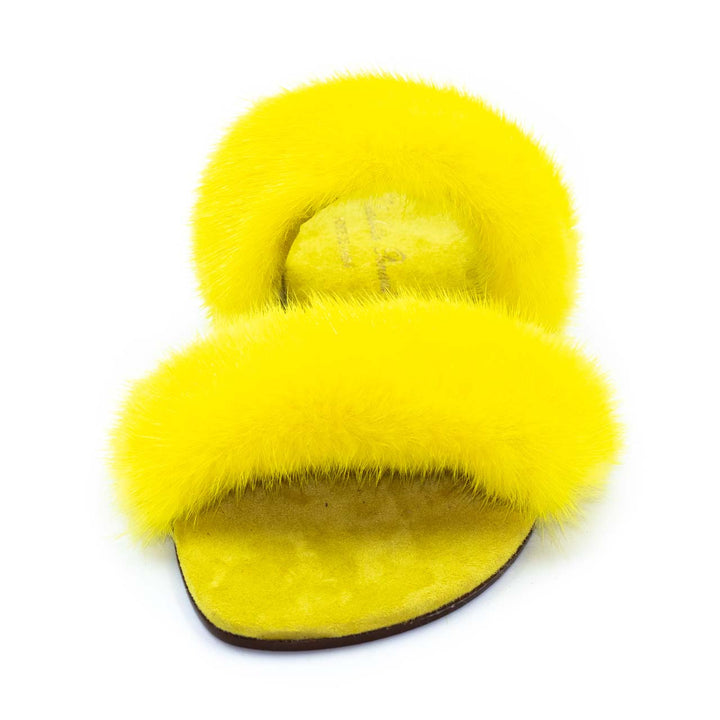 Morbide pantofole gialle da donna in visone per la casa. Design confortevole e suola bassa per un relax totale.