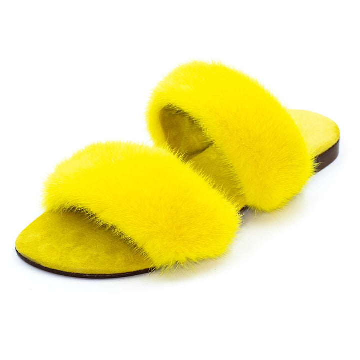 Pantofole donna gialle in visone morbido, perfette per il comfort e il relax a casa. Calde e accoglienti.