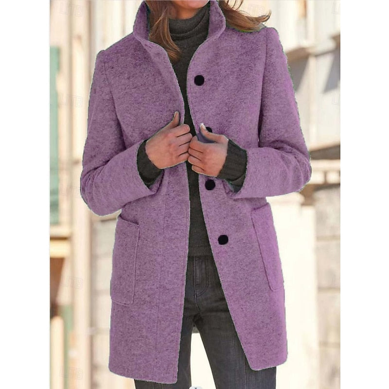 Cappotto invernale donna sfiancato, con collo alto protettivo. Design elegante e classico per un look sofisticato.