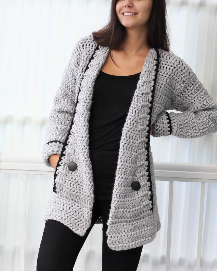 Gilet donna all'uncinetto senza maniche, argentato, leggero. Ideale per look casual estivi.