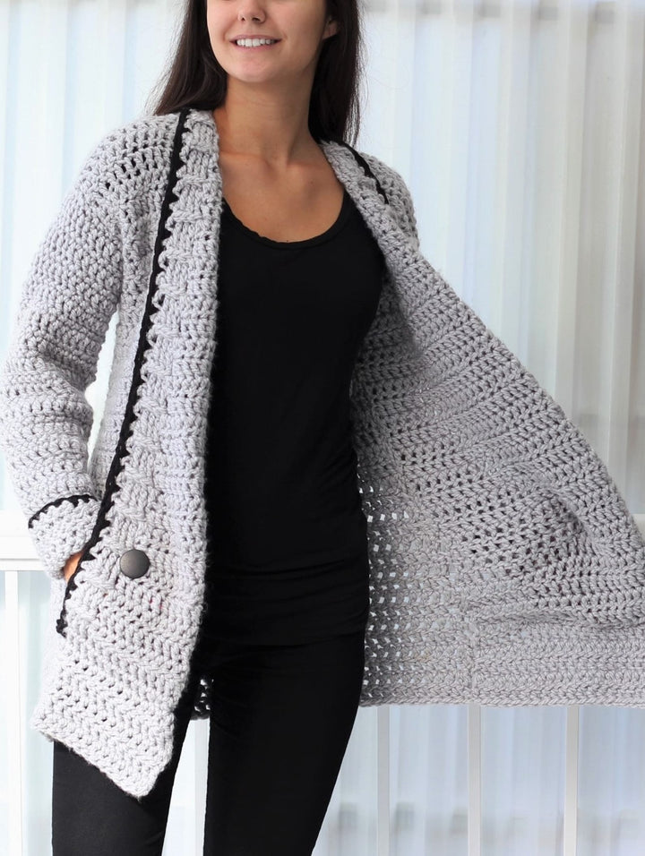 Gilet donna all'uncinetto senza maniche, leggero, con bottoni. Ottimo per stile casual primavera/estate.