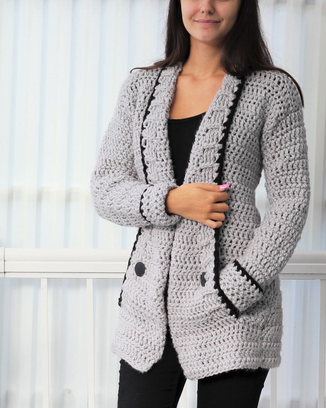 Elegante gilet donna all'uncinetto senza maniche con bottoni. Leggero, perfetto per look stratificati.