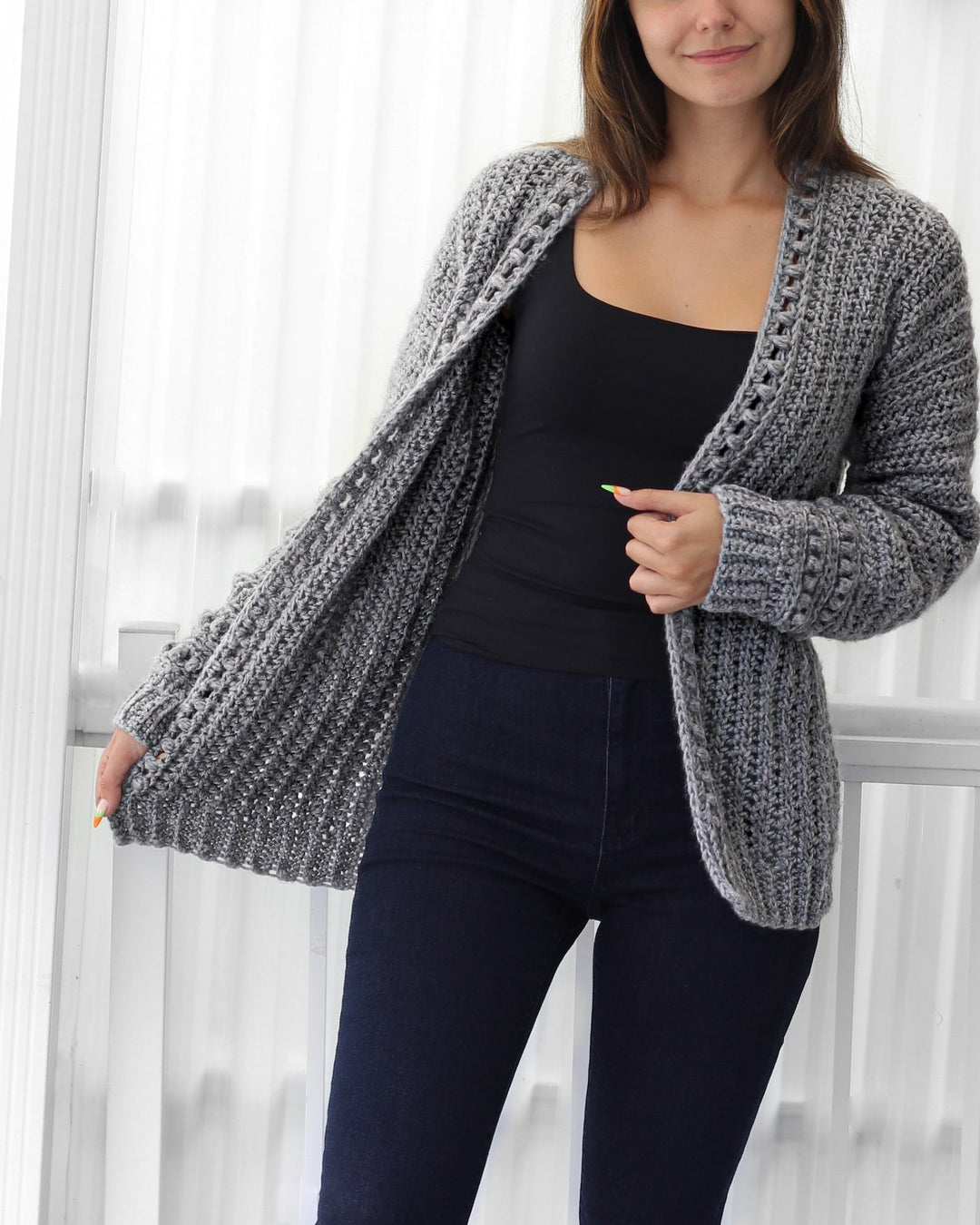 Cardigan donna grigio uncinetto con texture a pallini. Traspirante e versatile, ideale per un look casual-elegante.