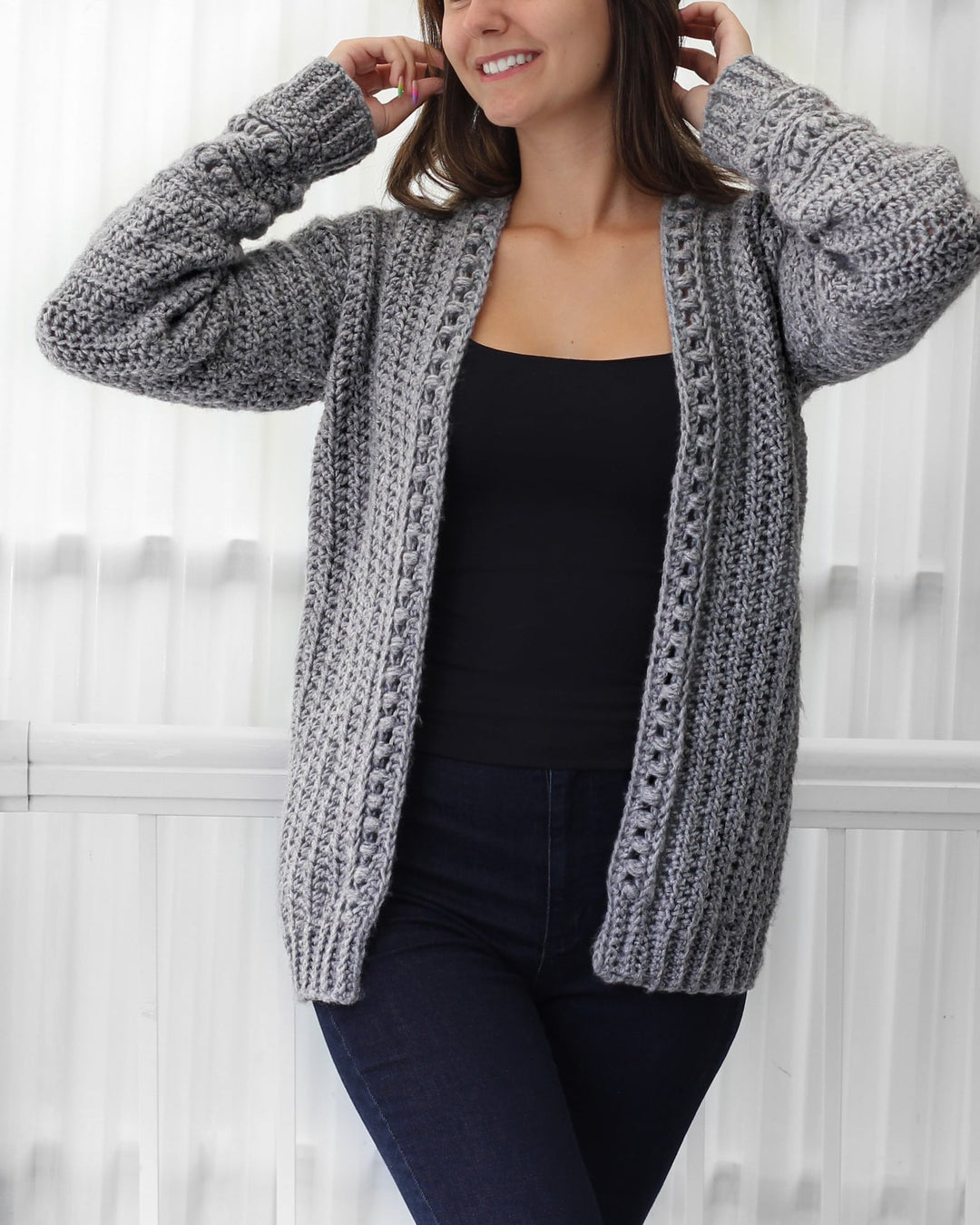 Elegante cardigan donna grigio in maglieria all'uncinetto con pallini. Maniche lunghe, comfort e stile versatile.