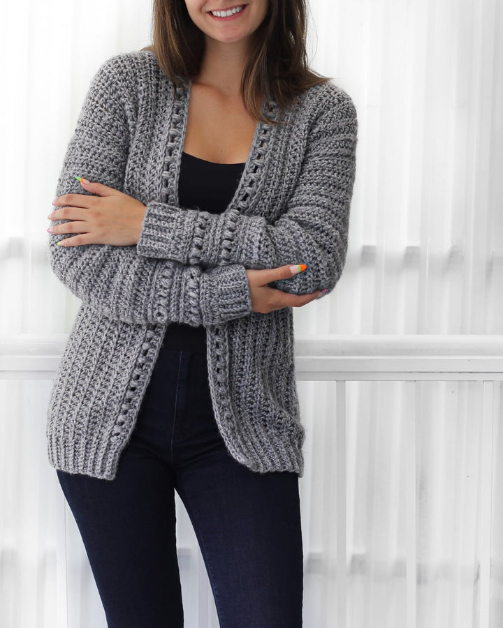 Cardigan donna grigio all'uncinetto con texture a pallini, maniche lunghe. Stile casual ed elegante.