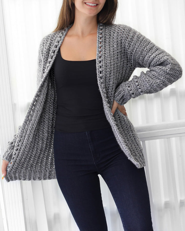 Cardigan donna grigio traspirante uncinetto con texture a pallini. Maglieria versatile a maniche lunghe.