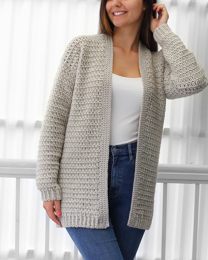 Dettaglio del cardigan donna all'uncinetto: texture delicata e maniche lunghe, un tocco elegante.