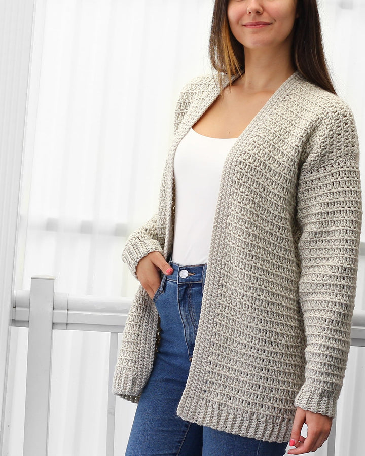 Maglia cardigan donna a maniche lunghe con raffinata lavorazione all'uncinetto, vestibilità comoda e leggera.