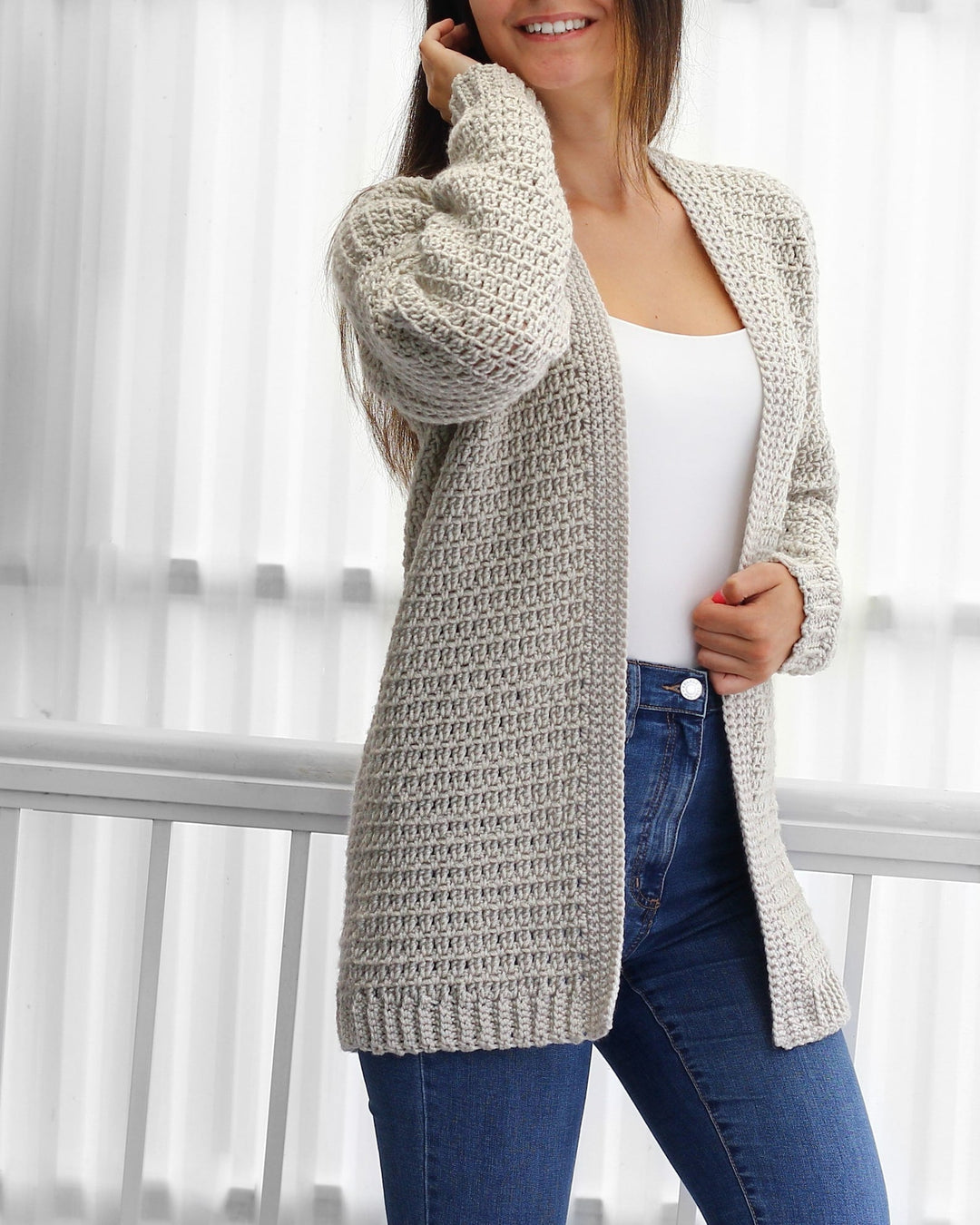 Cardigan donna argento, leggero e comodo, con maniche lunghe, ideale per un outfit versatile e sofisticato.