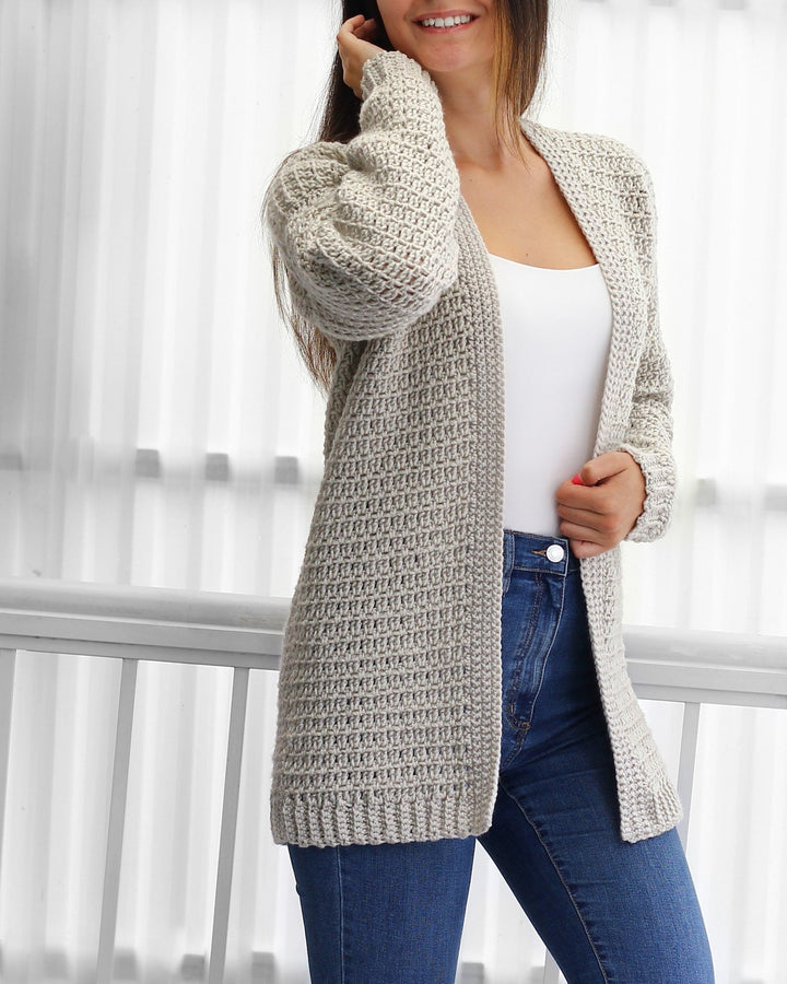 Cardigan donna argento, leggero e comodo, con maniche lunghe, ideale per un outfit versatile e sofisticato.