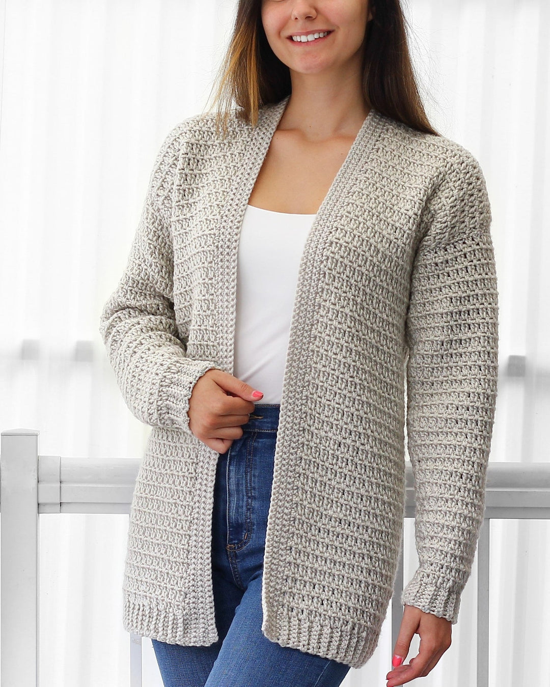 Cardigan donna versatile in maglia all'uncinetto color argento, perfetto per look casual o eleganti.