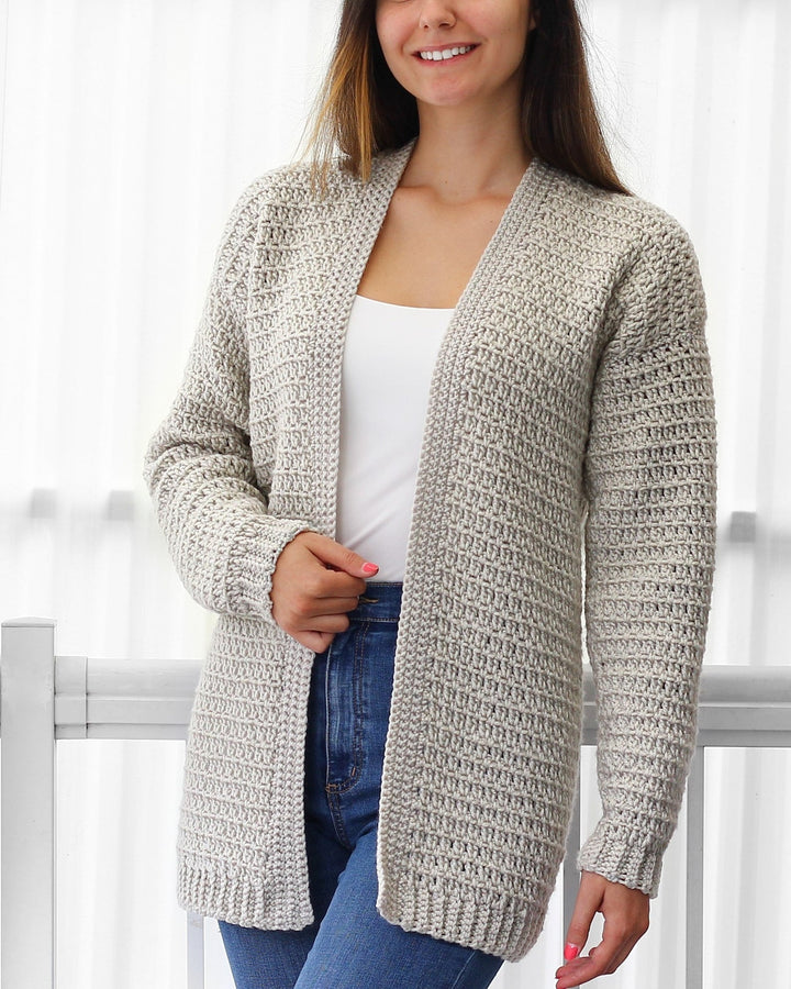 Cardigan donna versatile in maglia all'uncinetto color argento, perfetto per look casual o eleganti.