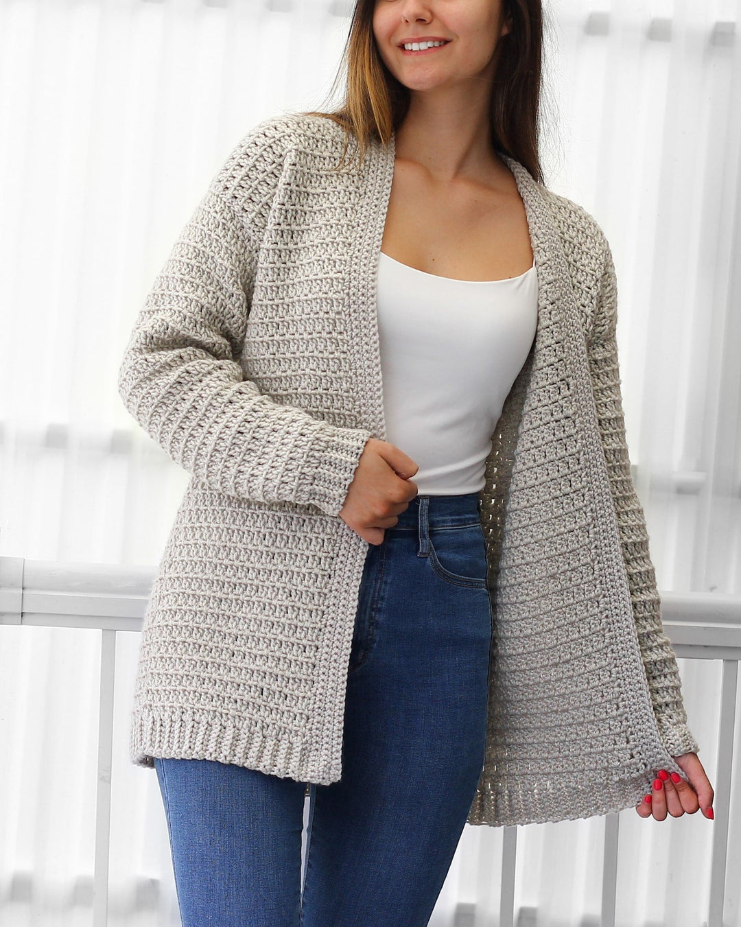 Cardigan donna elegante all'uncinetto, maglia leggera a maniche lunghe per comfort e stile. Un capo versatile.