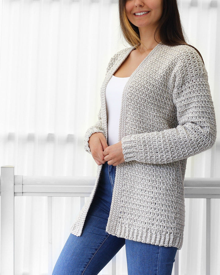 Elegante cardigan donna argento in leggero uncinetto, ideale per sovrapposizioni e stile casual chic.