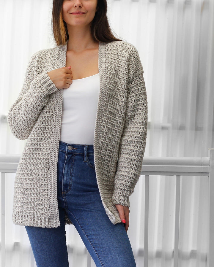 Cardigan donna morbido all'uncinetto con vestibilità comoda, perfetto per un look raffinato e versatile.