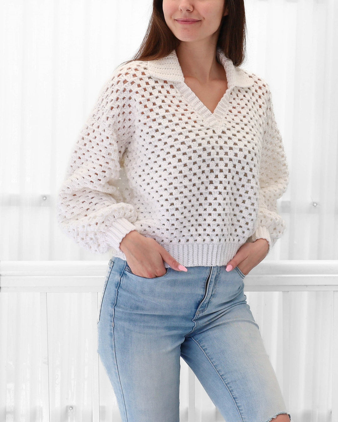 Moda donna: maglione polo elegante all'uncinetto con colletto. Versatile per look casual o chic in maglieria.