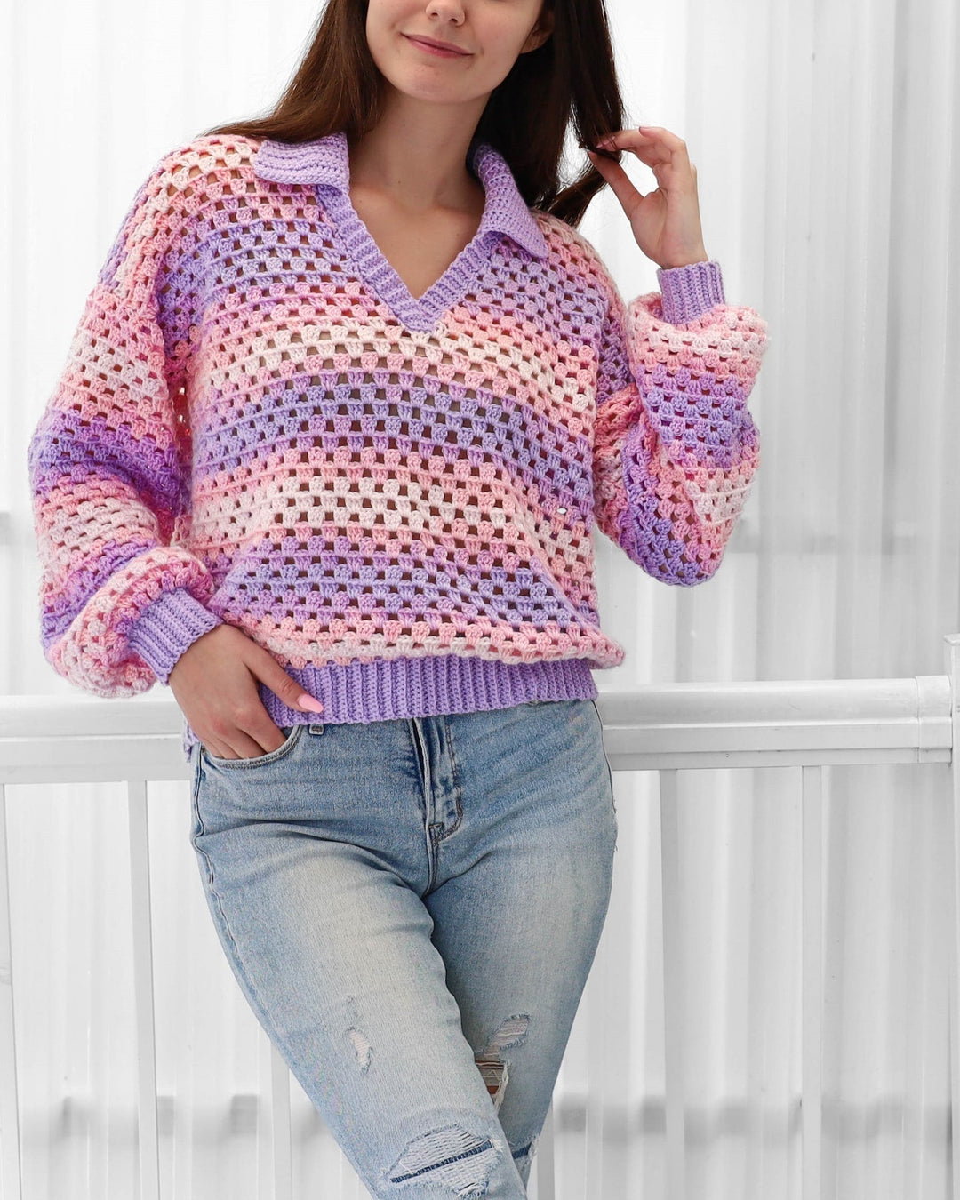 Dettaglio: colletto classico e maniche lunghe in maglione polo donna all'uncinetto. Look elegante e casual traspirante.