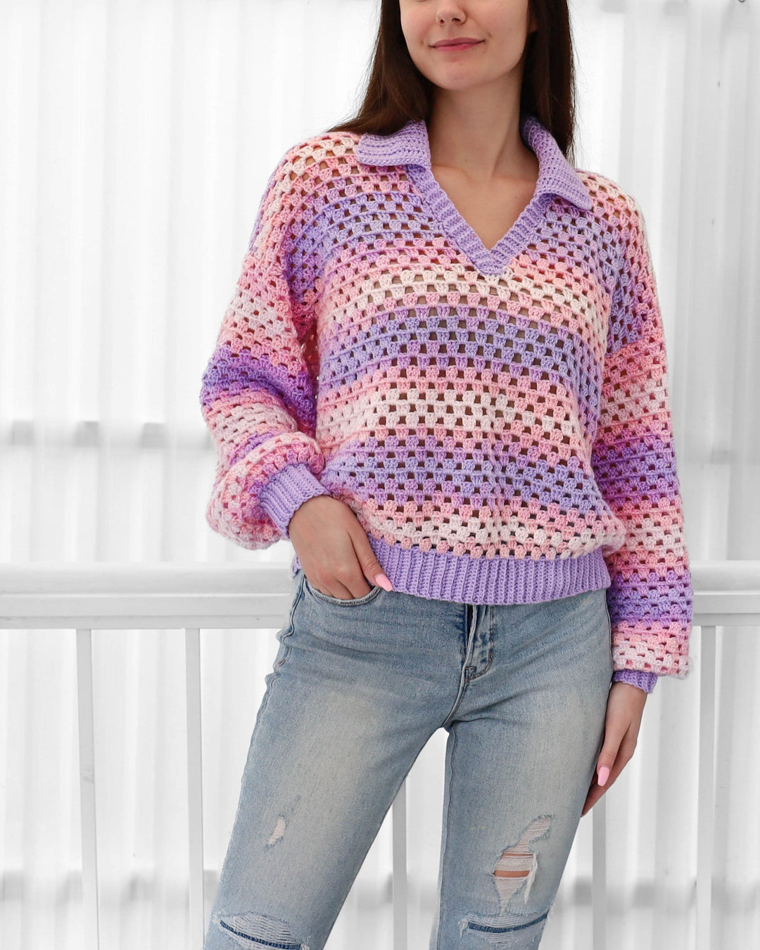 Donna indossa maglione polo all'uncinetto oversize. Outfit elegante e comodo con colletto e maniche lunghe alla moda.