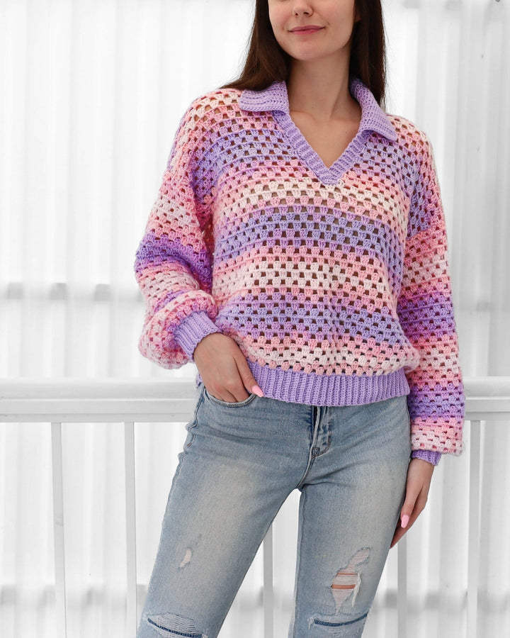 Donna indossa maglione polo all'uncinetto oversize. Outfit elegante e comodo con colletto e maniche lunghe alla moda.