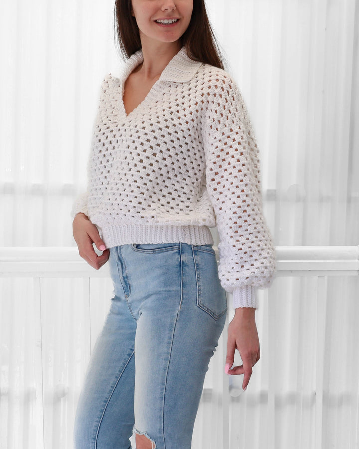 Trama all'uncinetto visibile: maglione polo donna elegante e traspirante con colletto e maniche lunghe. Maglieria moda.