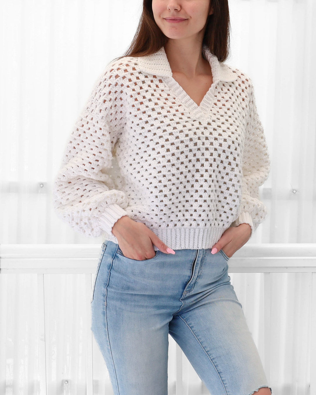 Maglione polo donna elegante all'uncinetto, maniche lunghe e colletto classico. Perfetto per outfit casual-chic.
