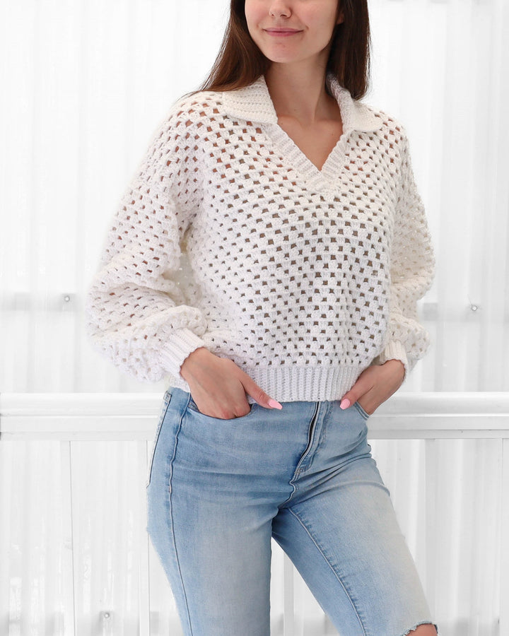 Maglione polo donna elegante all'uncinetto, maniche lunghe e colletto classico. Perfetto per outfit casual-chic.