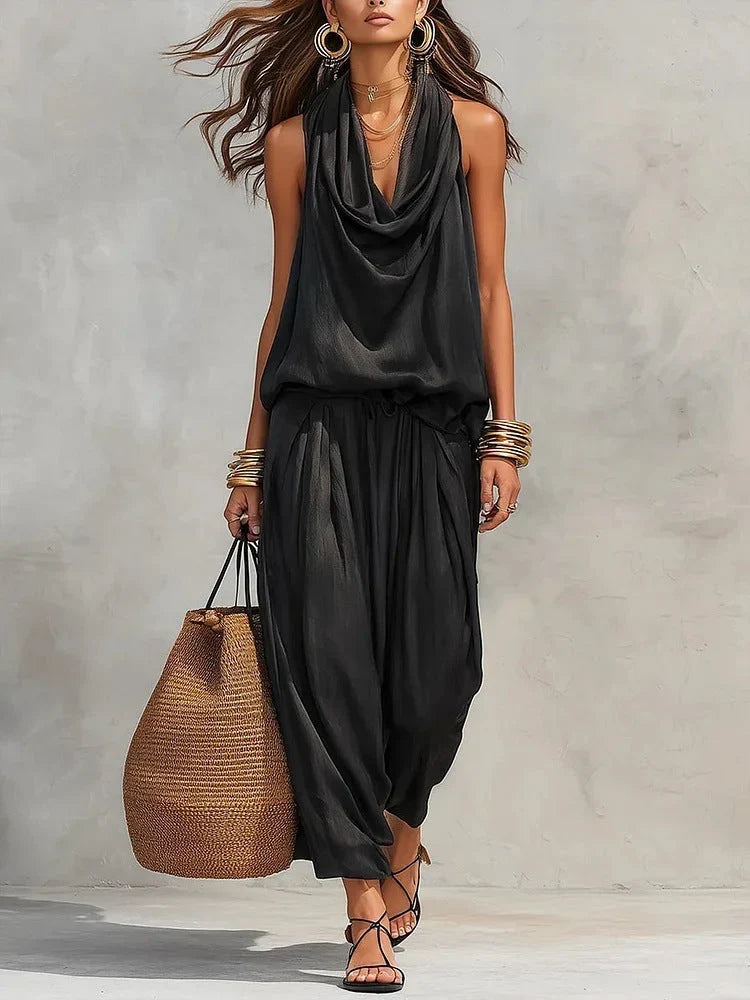Completo coordinato donna elegante: top drappeggiato senza maniche e pantaloni a gamba larga, moda estiva.