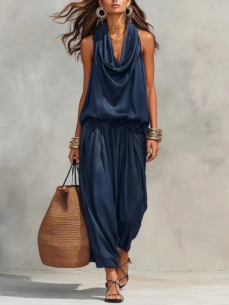 Modella indossa completo donna estivo versatile: top drappeggiato e pantaloni palazzo ampi, look chic.