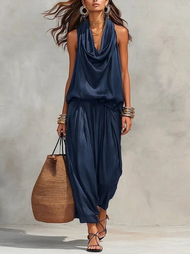 Modella indossa completo donna estivo versatile: top drappeggiato e pantaloni palazzo ampi, look chic.
