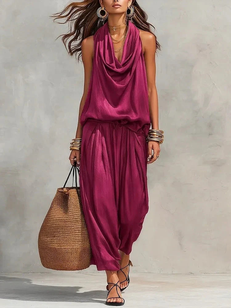 Pantaloni a gamba larga e vita alta abbinati a top drappeggiato, un completo donna chic e confortevole.