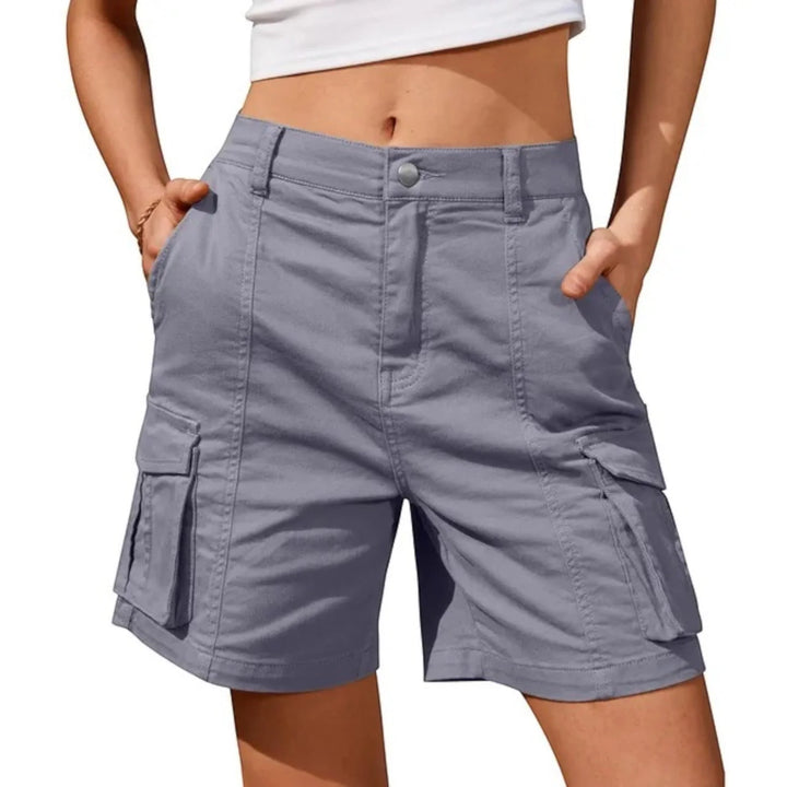 Dettaglio tasche ampie e funzionali su shorts cargo donna, perfetti per look casual urbani estivi.