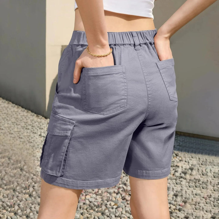 Shorts cargo donna dal taglio comodo per un look estivo urbano e casual. Abbigliamento versatile e trendy.
