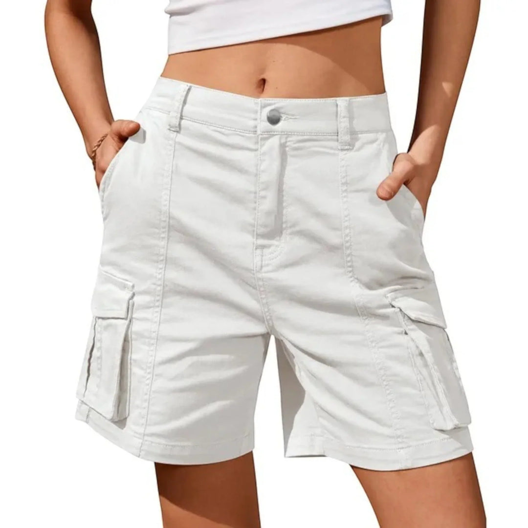 Shorts cargo donna moderni, perfetti per un look estivo casual e urbano. Tasche ampie per funzionalità.
