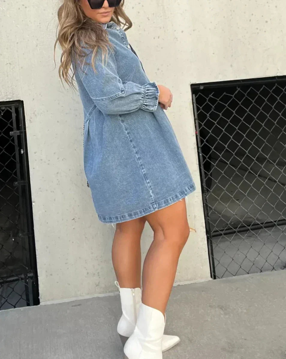 Abito camicia mini in denim per donna, con maniche lunghe e bottoni. Perfetto per le stagioni primavera e autunno.