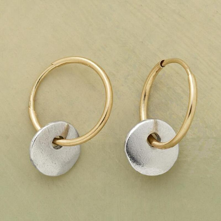 Orecchini a cerchio eleganti da donna, gioielli artigianali di lusso per uno stile raffinato e alla moda.