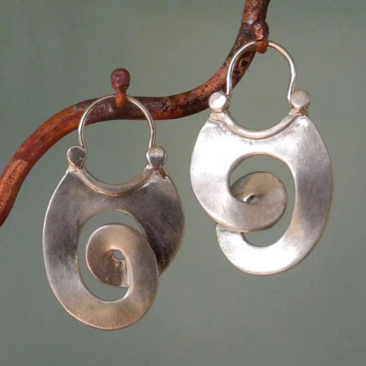 Eleganti orecchini a spirale da donna in argento, design vintage. Accessorio moda perfetto, un gioiello distintivo.